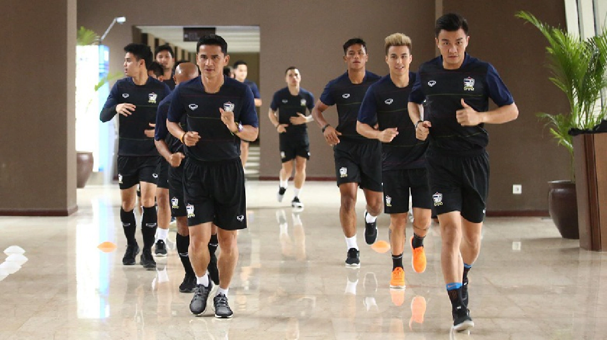 แข้งไทยถึงอินโดฯ วันแรกแค่วอร์ม แข้งไทยถึงอินโดฯ วันแรกแค่วอร์ม