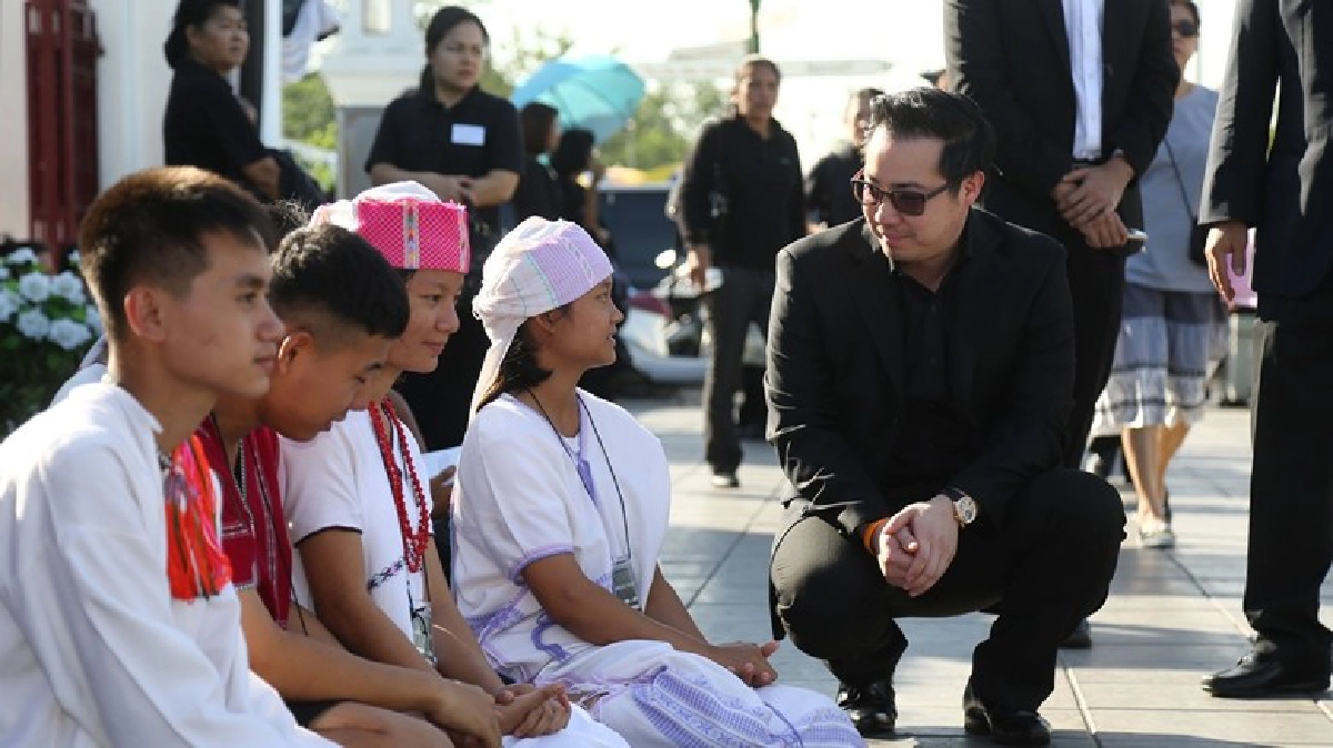 พาน้องกราบพระบรมศพ 