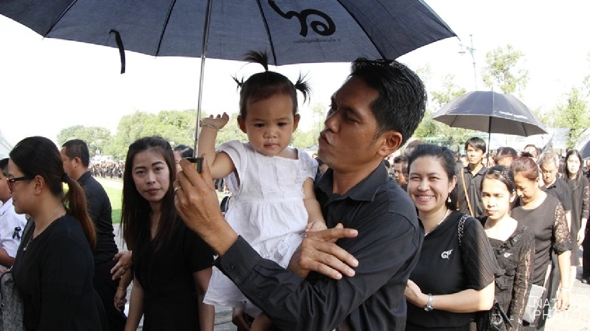 ต่อแถวตั้งแต่ตีสอง ด้วยสำนึกในพระมหากรุณาธิคุณ 