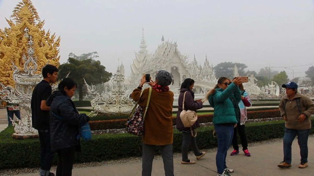 หยุดยาว“นทท.”แห่ชมวัดร่องขุ่นคึกคัก