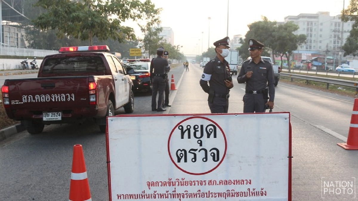 ตั้งด่านค้นรถตู้ขน'ปชช.-พระ'เข้า'ธรรมกาย' ตั้งด่านค้นรถตู้ขน'ปชช.-พระ'เข้า'ธรรมกาย'