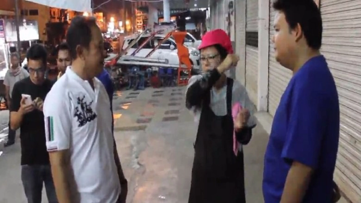 “พ่อค้า”ริมฟุตบาทแทงกันดับหลังไม่พอใจล้ำพื้นที่ขายของ “พ่อค้า”ริมฟุตบาทแทงกันดับหลังไม่พอใจล้ำพื้นที่ขายของ