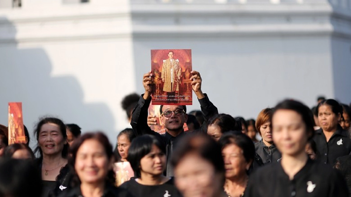 ด้วยสำนึกในพระมหากรุณาธิคุณ ร่วมถวายสักการะพระบรมศพ ด้วยสำนึกในพระมหากรุณาธิคุณ ร่วมถวายสักการะพระบรมศพ
