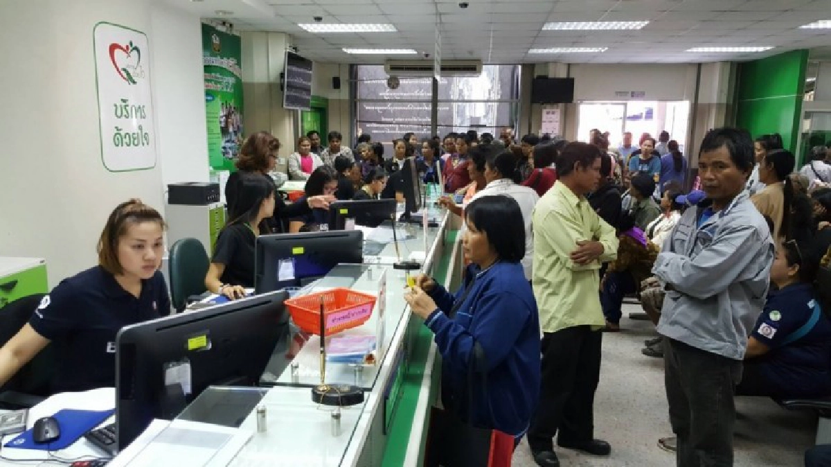 ชาวบุรีรัมย์แห่รับเงินช่วยเหลือผู้มีรายได้น้อย ชาวบุรีรัมย์แห่รับเงินช่วยเหลือผู้มีรายได้น้อย