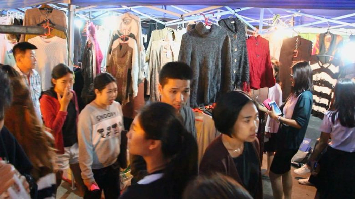 เชียงรายอากาศหนาวเย็นนศ.-ปชช.แห่ซื้อเสื้อใส่กันหนาว