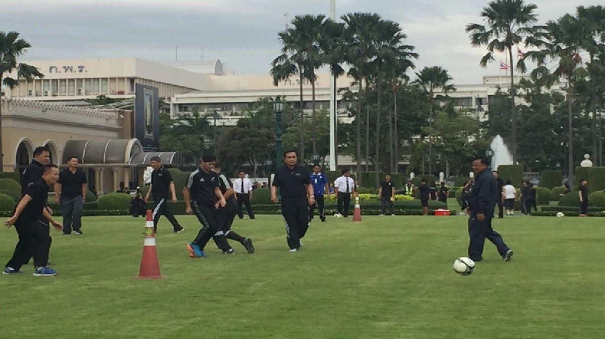 "บิ๊กตู่"แบ่งทีมดวลแข้งออกกำลังประจำสัปดาห์