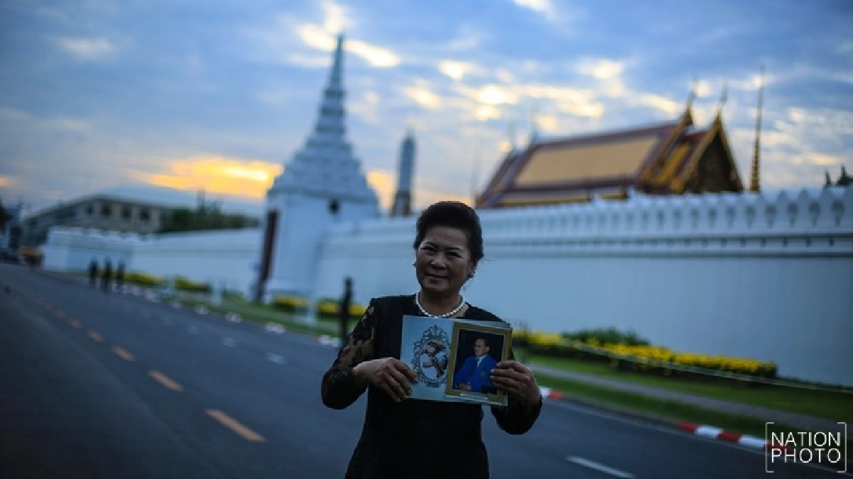 พสกนิกรร่วมถวายสักการะต่อแถวตั้งแต่เช้าตรู่ 