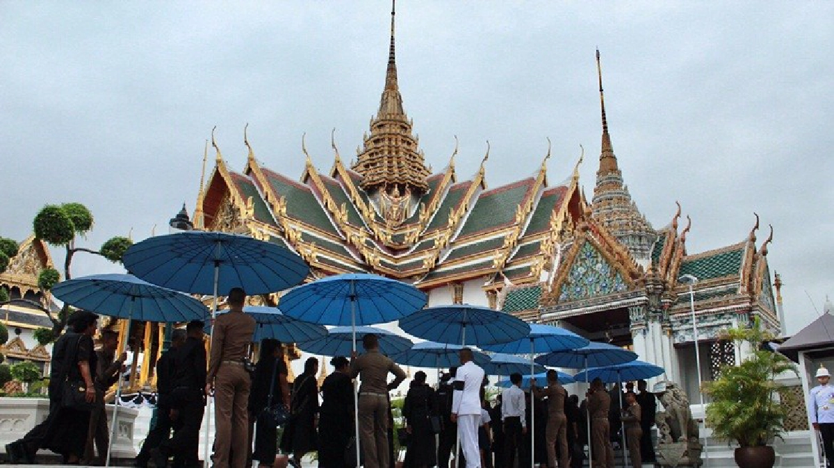 พสกนิกรมมุ่งมั่นเข้ากราบพระบรมศพท่ามกลางฝนโปรย พสกนิกรมมุ่งมั่นเข้ากราบพระบรมศพท่ามกลางฝนโปรย