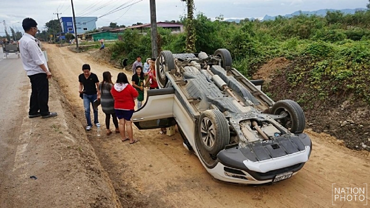 หวิดดับ! รถเสียหลักตกร่องถนน หวิดดับ! รถเสียหลักตกร่องถนน