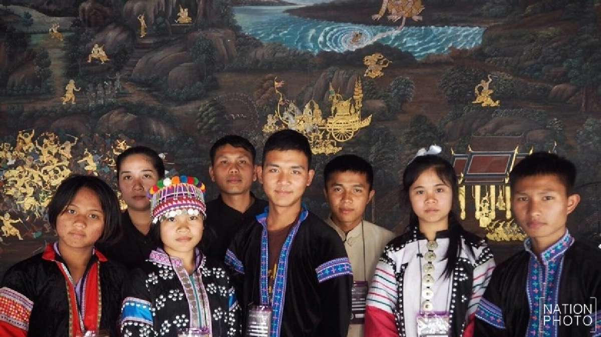 เยาวชนชาวเขา ดีใจได้เข้ากราบพระบรมศพในหลวง ร.9