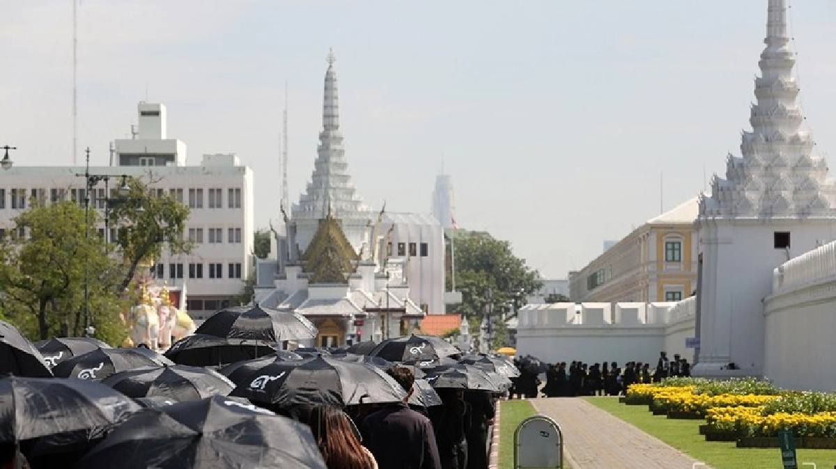 ปชช.หลั่งไหลเข้ากราบสักการะพระบรมศพฯ 