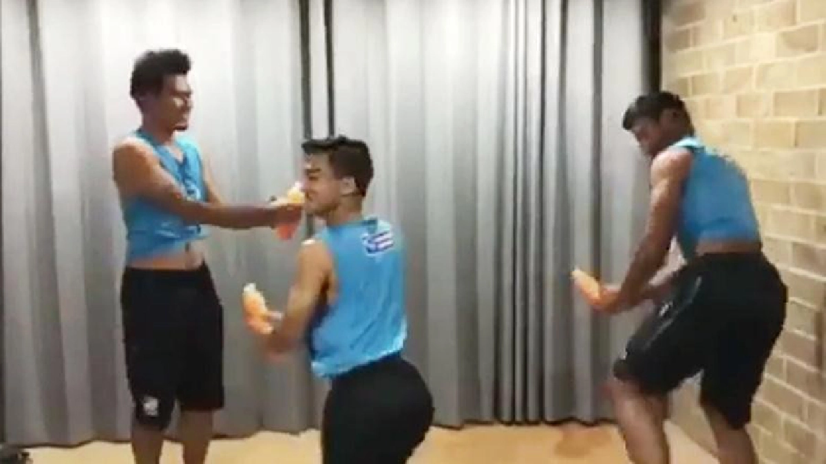 "เจ-ปีโป้-ตุ้ย"เต้นเอวพริ้วฉลองแชมป์!(ชมคลิป) "เจ-ปีโป้-ตุ้ย"เต้นเอวพริ้วฉลองแชมป์!(ชมคลิป)