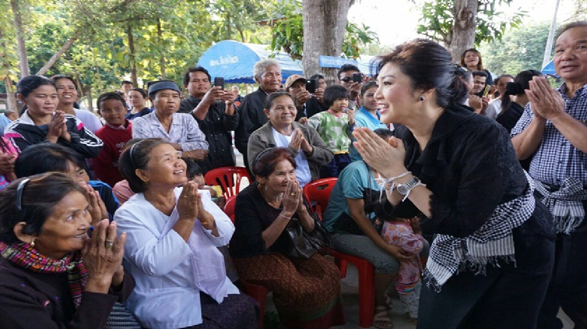 "ยิ่งลักษณ์"ขึ้น"อุบลฯ"ทอดผ้าป่า โต้ลมหนาว เยี่ยมชาวบ้าน