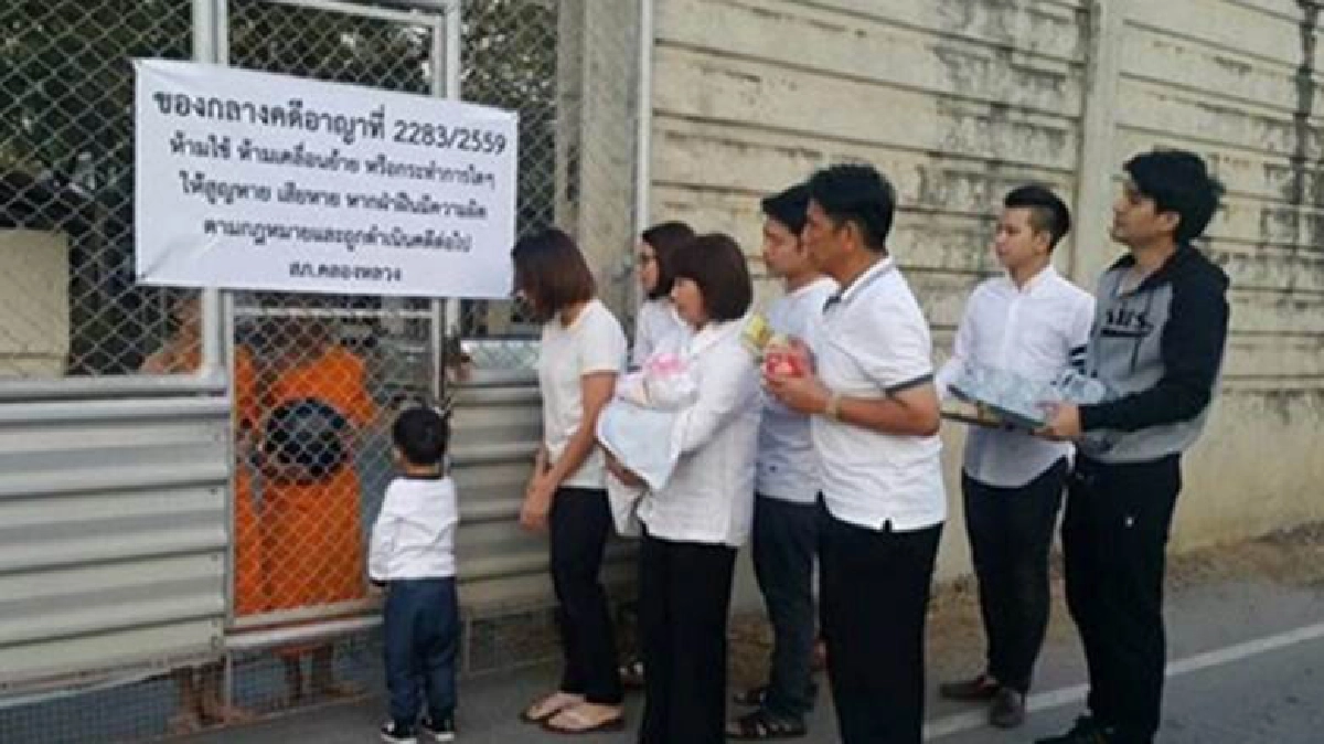 โลกโซเชียลแพร่ภาพสามเณรบิณฑบาตไม่ได้หลังกำแพง-ประตูถูกยึด โลกโซเชียลแพร่ภาพสามเณรบิณฑบาตไม่ได้หลังกำแพง-ประตูถูกยึด