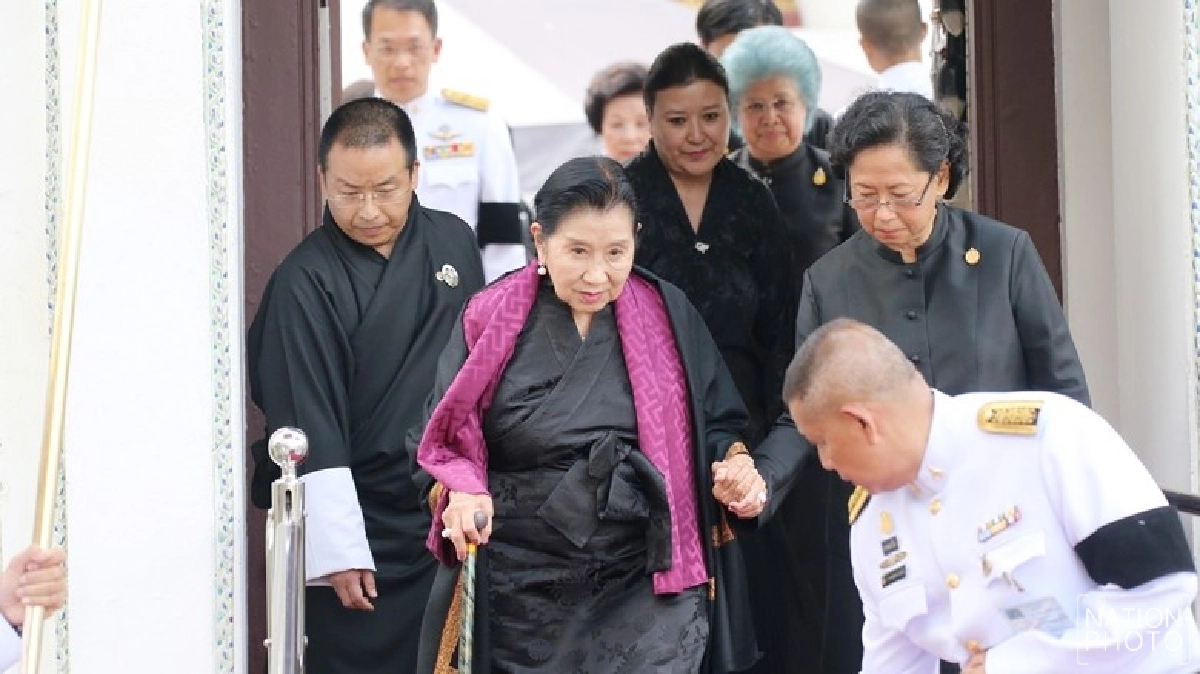 พระอัยยิกากษัตริย์จิกมี เสด็จวางพวงมาลาถวายราชสักการะ พระอัยยิกากษัตริย์จิกมี เสด็จวางพวงมาลาถวายราชสักการะ