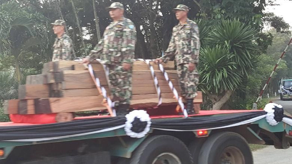 เคลื่อนย้ายไม้จันทน์หอมส่งมอบช่างสิบหมู่