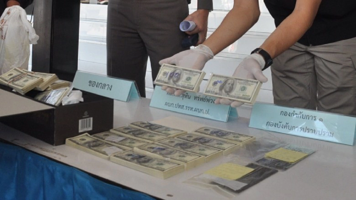 กองปราบล่อซื้อดอลล่าร์ปลอมยึดของกลาง5.3ล. กองปราบล่อซื้อดอลล่าร์ปลอมยึดของกลาง5.3ล.