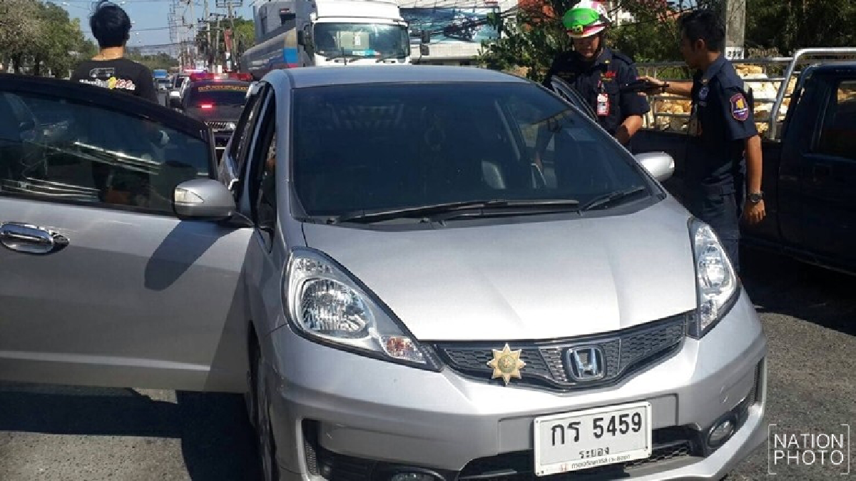 นายช่างฯฟุบคาเก๋งกลางสี่แยกเสียชีวิต