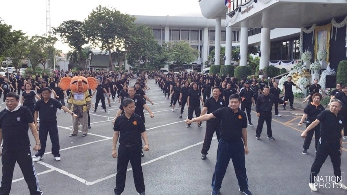 "พรเพชร" นำทีม สนช.-สปท. ออกกำลังกาย  