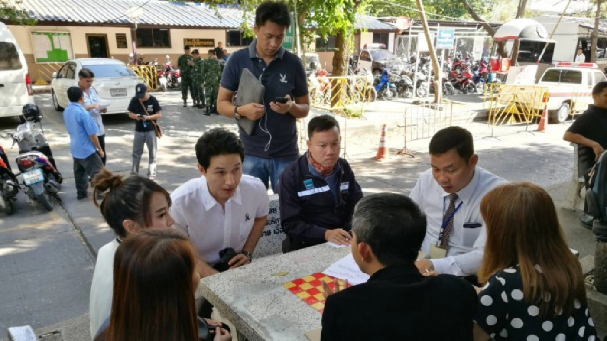 ตัวแทนบ.ประกันฯถกผู้เสียหายคดีรถบรรทุกชน41คัน ตัวแทนบ.ประกันฯถกผู้เสียหายคดีรถบรรทุกชน41คัน