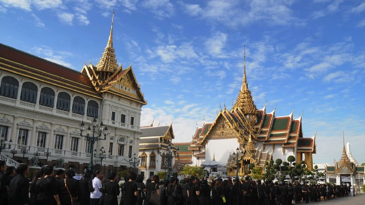 ปวงไทยน้อมเกล้าถวายสักการะพระบรมศพ ปวงไทยน้อมเกล้าถวายสักการะพระบรมศพ