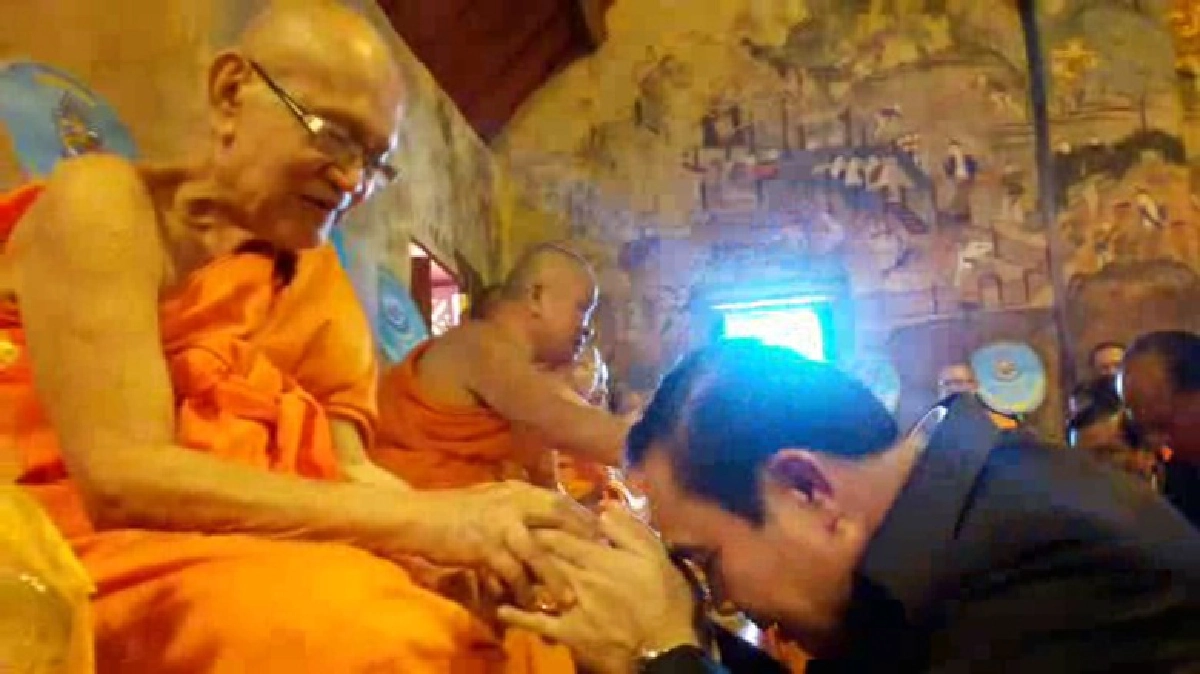 "ลุงตู่"เข้าวัดทำบุญกราบขอพรพระในวิหารหลวง จ.น่าน