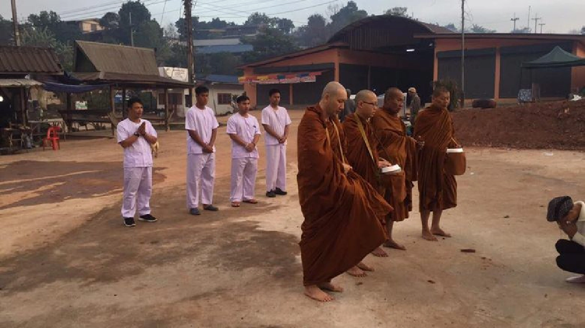 “ปีโป้-สิโรจน์”ถือศีล8ปฏิบัติธรรมที่วัดภูทับเบิก3วัน “ปีโป้-สิโรจน์”ถือศีล8ปฏิบัติธรรมที่วัดภูทับเบิก3วัน