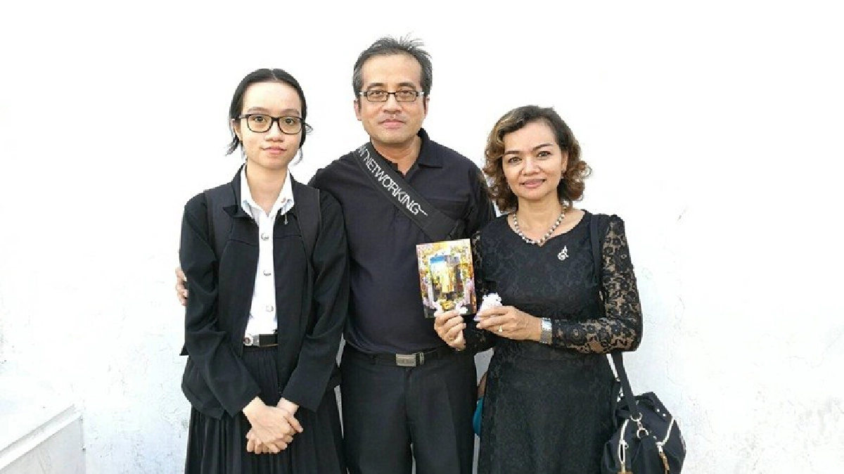 คนไทยหลั่งไหลกราบพระบรมศพ ร.9 คนไทยหลั่งไหลกราบพระบรมศพ ร.9