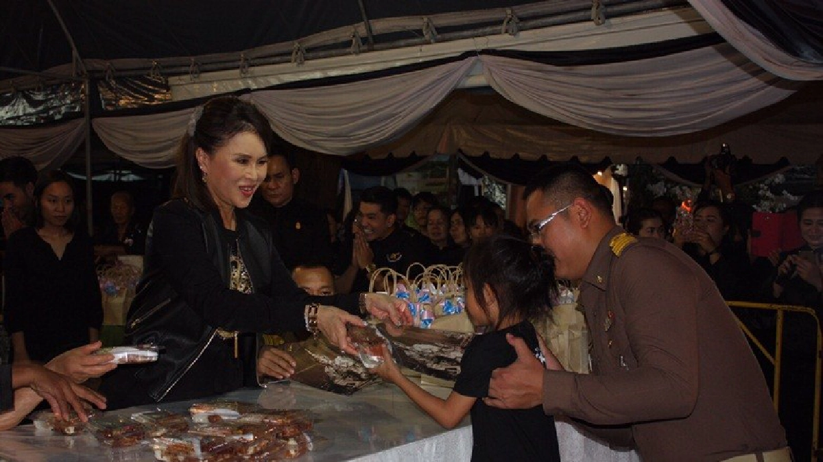 ทูลกระหม่อมฯ พระราชทานอาหารและน้ำดื่มแก่ประชาชน