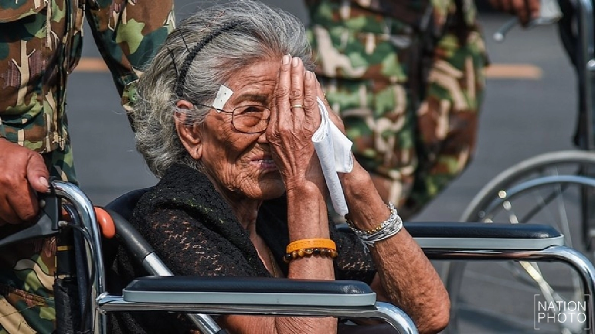 ตั้งตารอคอยกราบสักการะพระบรมศพ ตั้งตารอคอยกราบสักการะพระบรมศพ