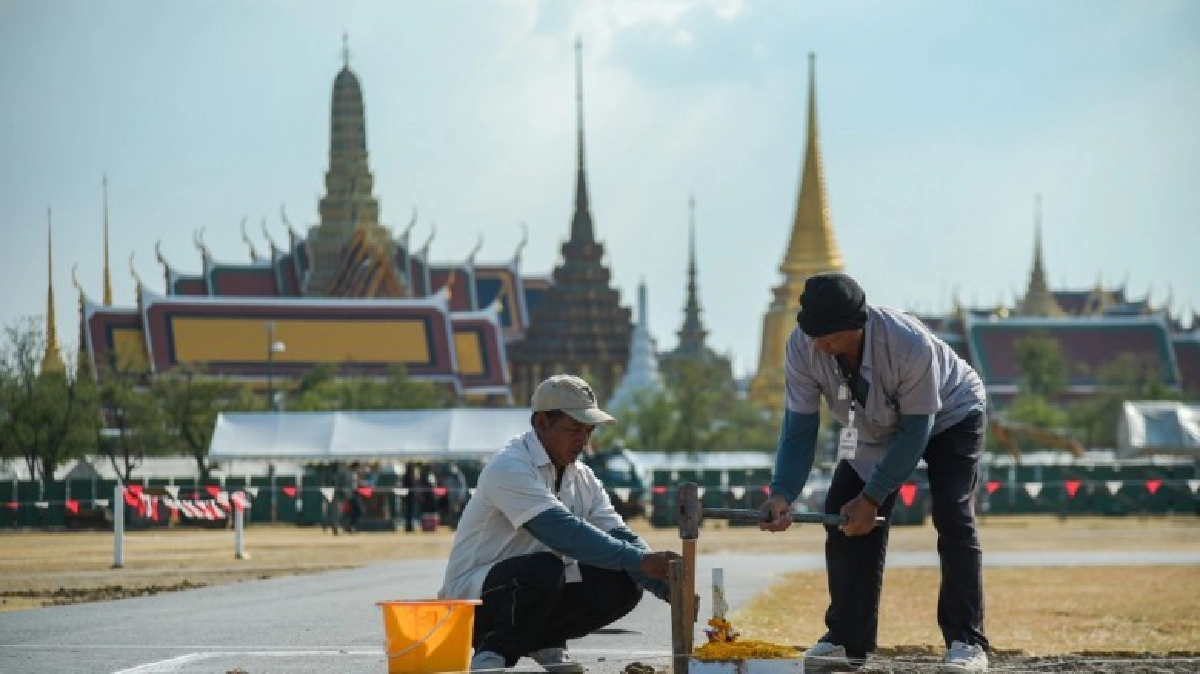 กั้นสังกะสีเตรียมพื้นที่สร้างพระเมรุมาศ-ครอบหมุดกันสูญหาย กั้นสังกะสีเตรียมพื้นที่สร้างพระเมรุมาศ-ครอบหมุดกันสูญหาย