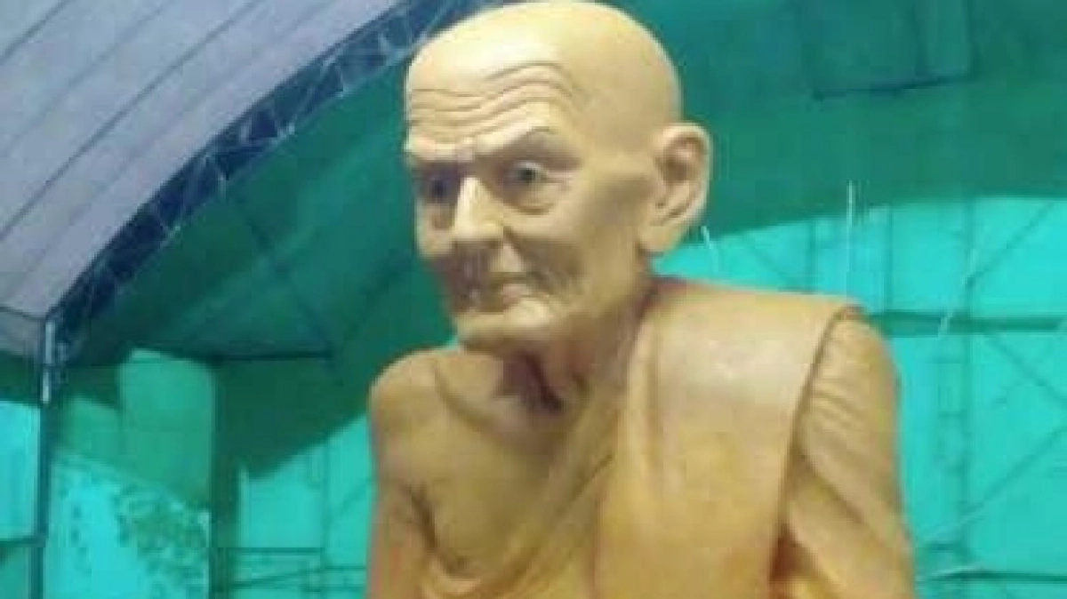 สักการะขอพรหุ่นขี้ผึ้งหลวงปู่ทวดองค์ใหญ่ สักการะขอพรหุ่นขี้ผึ้งหลวงปู่ทวดองค์ใหญ่