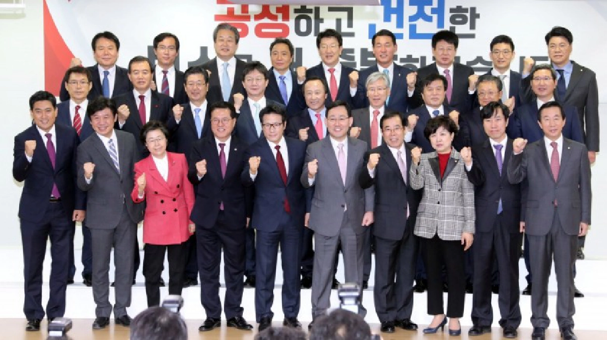 29 สส.พรรคปธน.ปักพร้อมใจลาออก 29 สส.พรรคปธน.ปักพร้อมใจลาออก