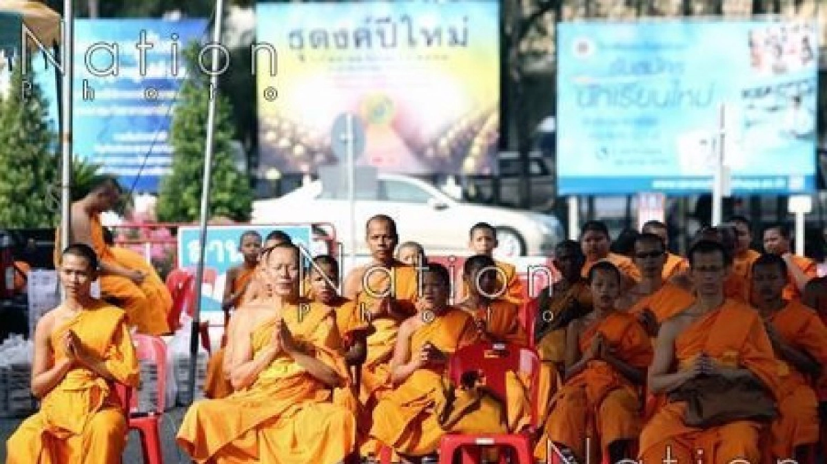 "ธรรมกาย"ระทึก! ตร.4กองร้อยบุกวัด สุดท้ายแค่รื้อสิ่งกีดขวาง