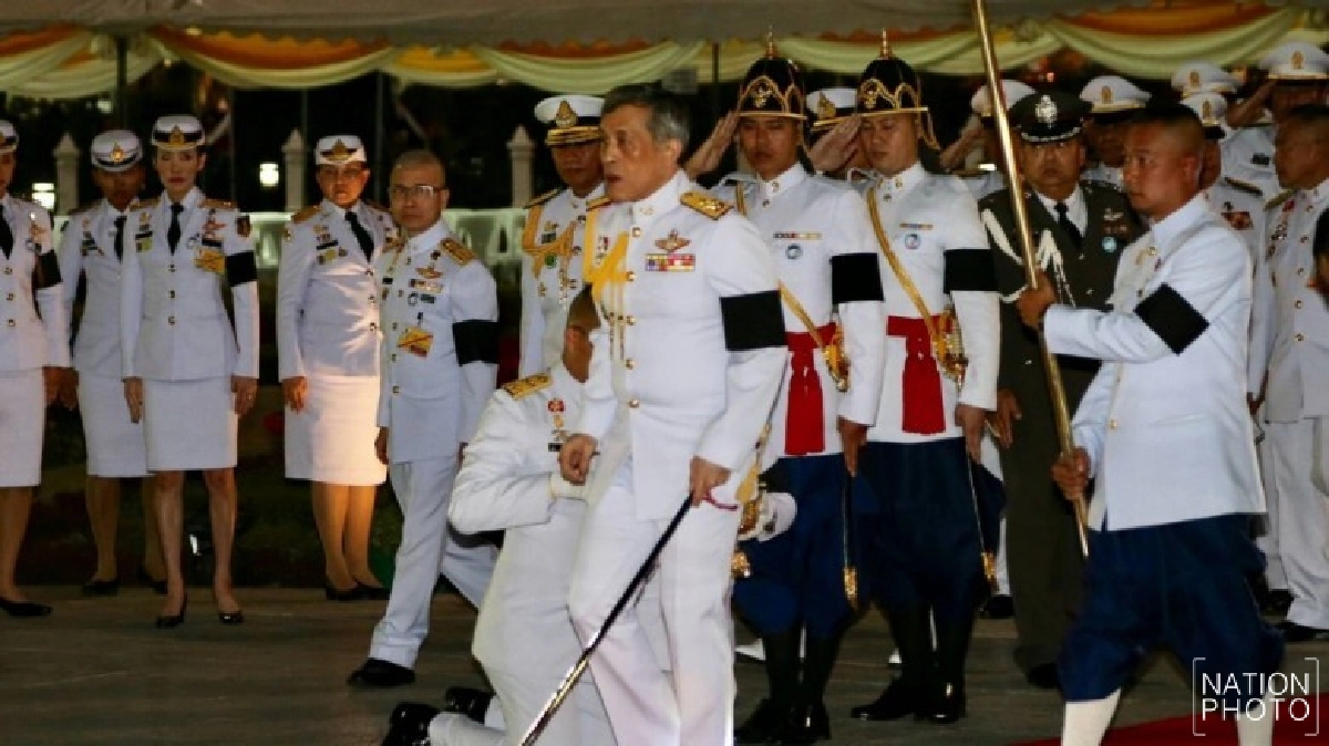 สมเด็จพระเจ้าอยู่หัว เสด็จฯถวายราชสักการะสมเด็จพระเจ้าตากสิน สมเด็จพระเจ้าอยู่หัว เสด็จฯถวายราชสักการะสมเด็จพระเจ้าตากสิน