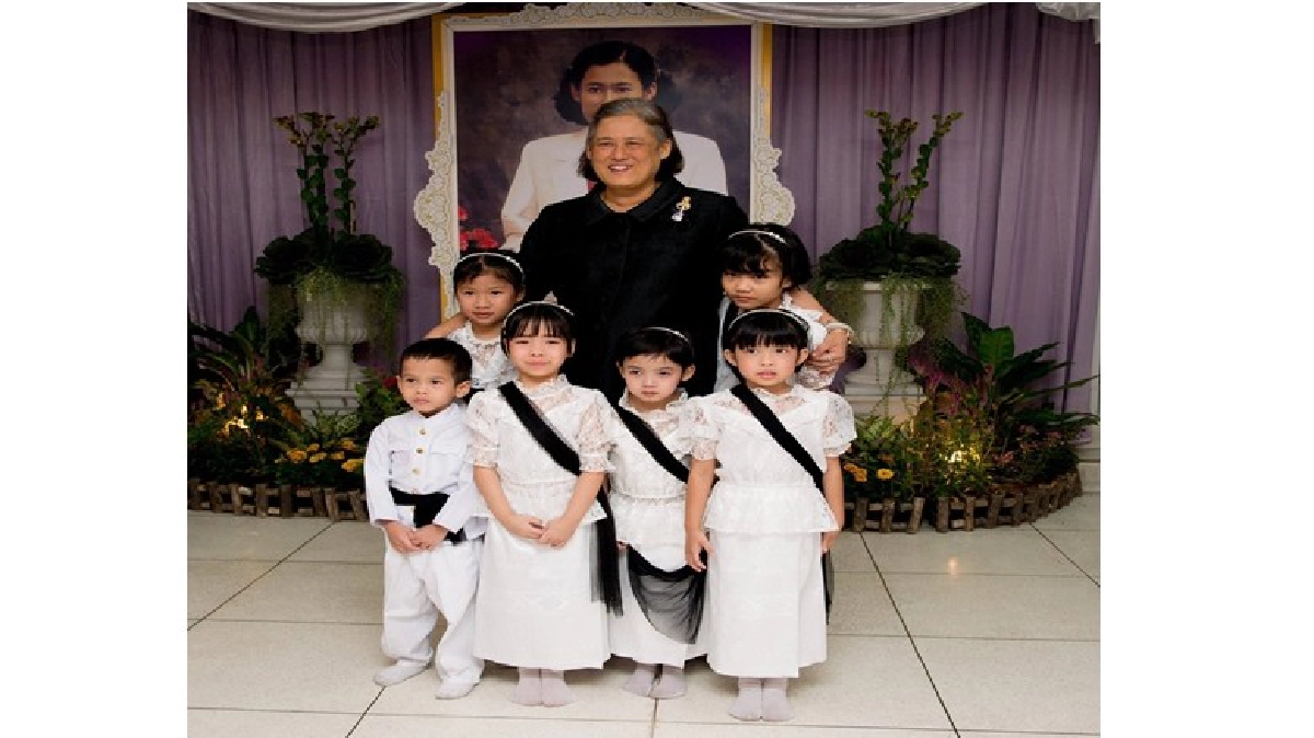 สมเด็จพระเทพฯ  ทรงฉายพระรูปกับเด็กๆ  