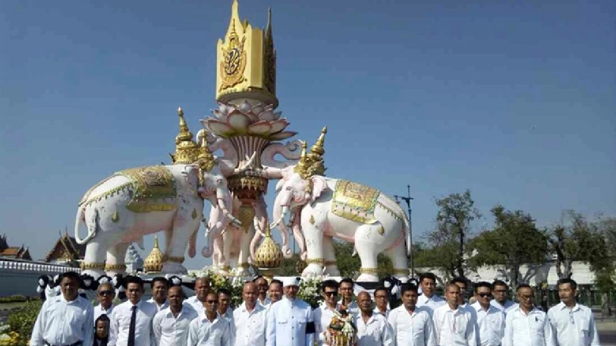 "ถั่วแระ" นำศิลปินตลกเข้ากราบพระบรมศพ "ถั่วแระ" นำศิลปินตลกเข้ากราบพระบรมศพ