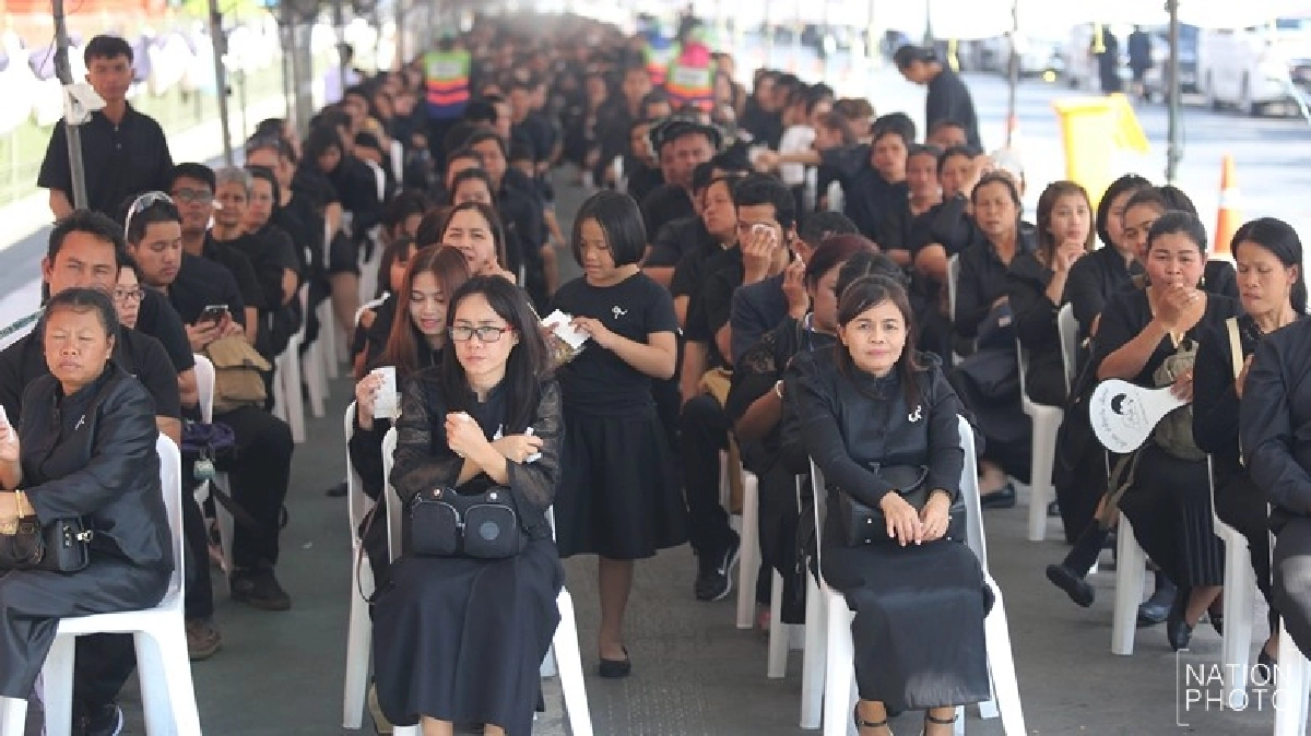 สาวพิการมองไม่เห็นตั้งใจมาถวายสักการะ สาวพิการมองไม่เห็นตั้งใจมาถวายสักการะ