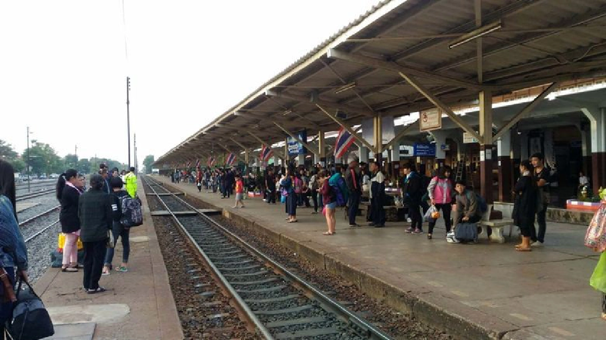 คนแห่ขึ้นรถไฟฟรีแน่นแย่งกันขึ้นจนต้องยืนตลอดสาย คนแห่ขึ้นรถไฟฟรีแน่นแย่งกันขึ้นจนต้องยืนตลอดสาย