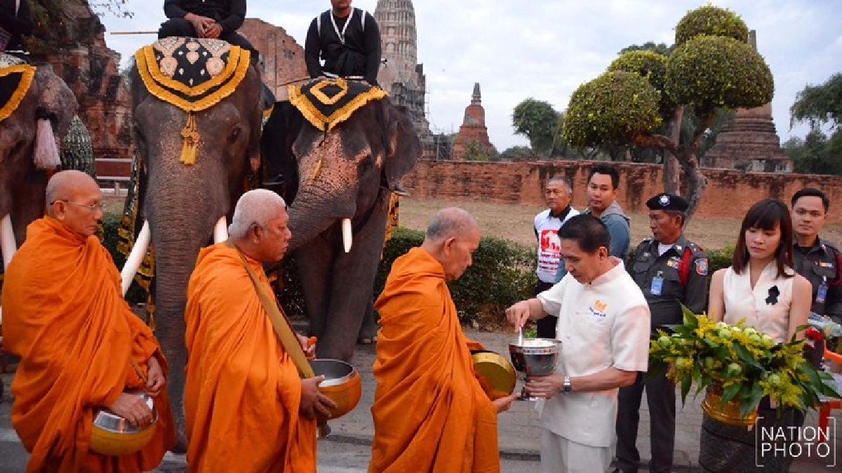'ปชช.-ช้าง'ใส่บาตร'อยุธยามหามงคล' 'ปชช.-ช้าง'ใส่บาตร'อยุธยามหามงคล'