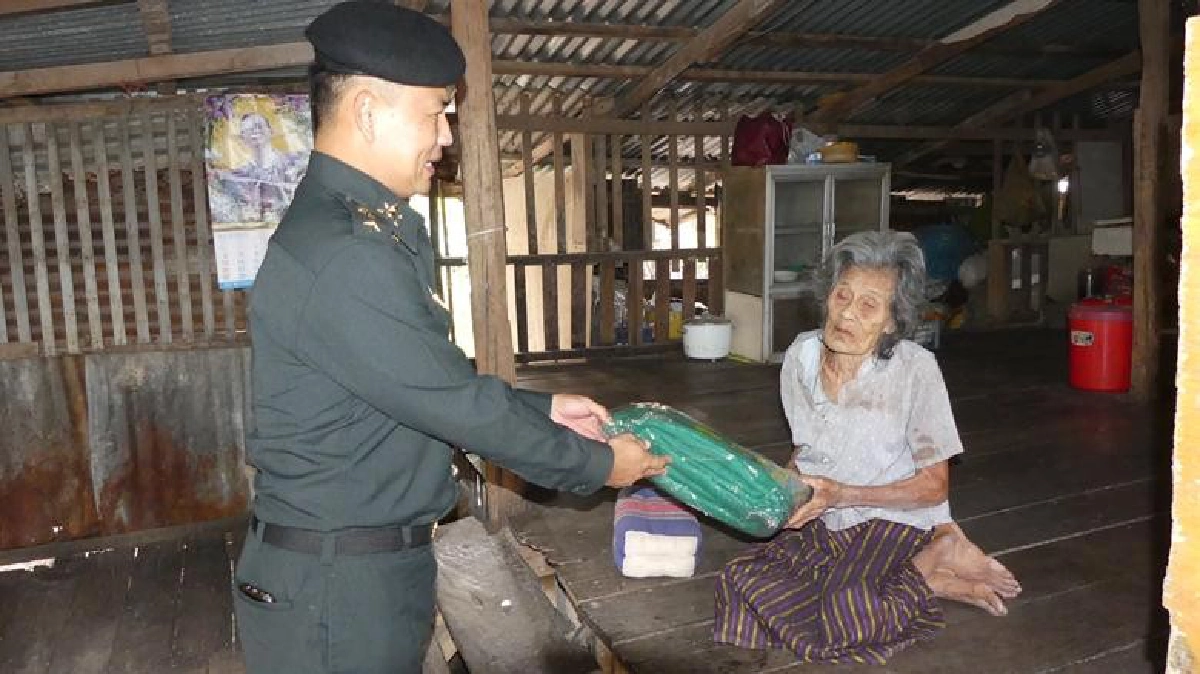 แจกผ้าห่มให้ผู้สูงอายุและพิการชาวลาดหลุ่มแก้ว