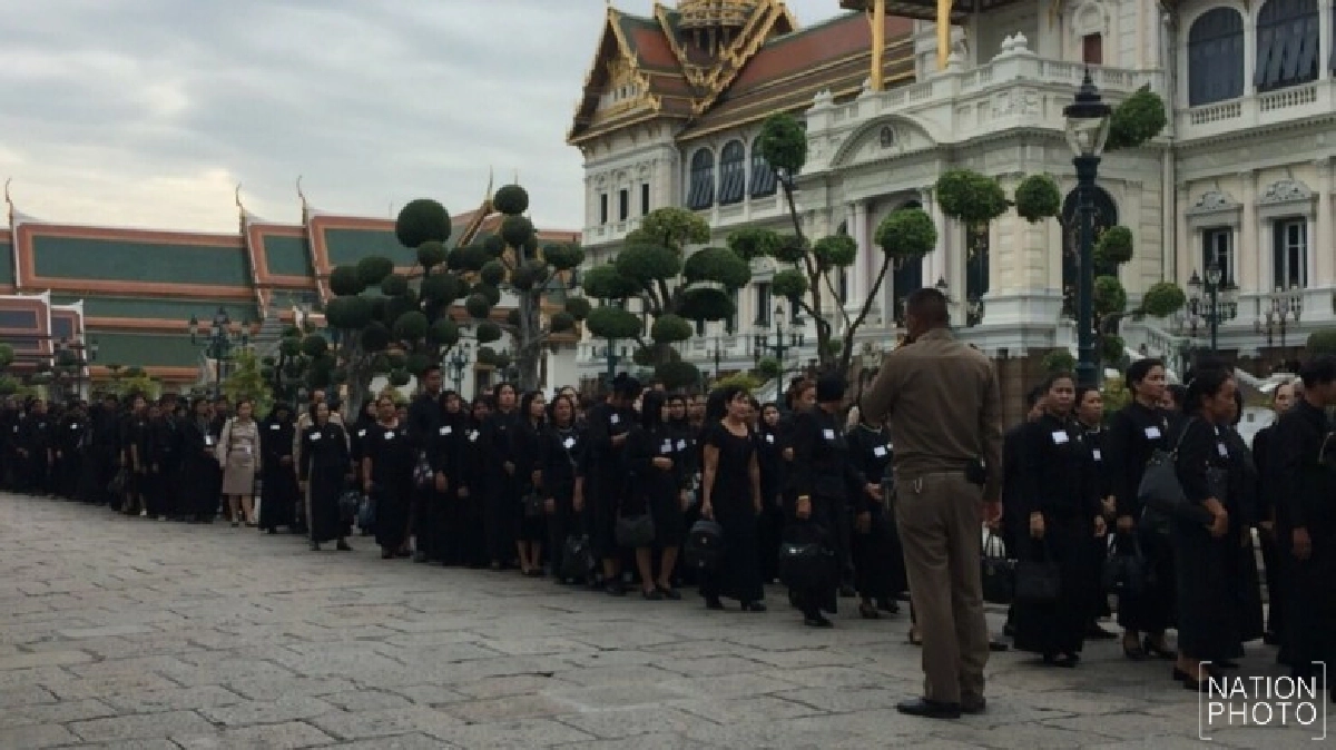 ทุบสถิติประชาชนกว่า 7 หมื่น! เข้าถวายสักการะพระบรมศพ ทุบสถิติประชาชนกว่า 7 หมื่น! เข้าถวายสักการะพระบรมศพ
