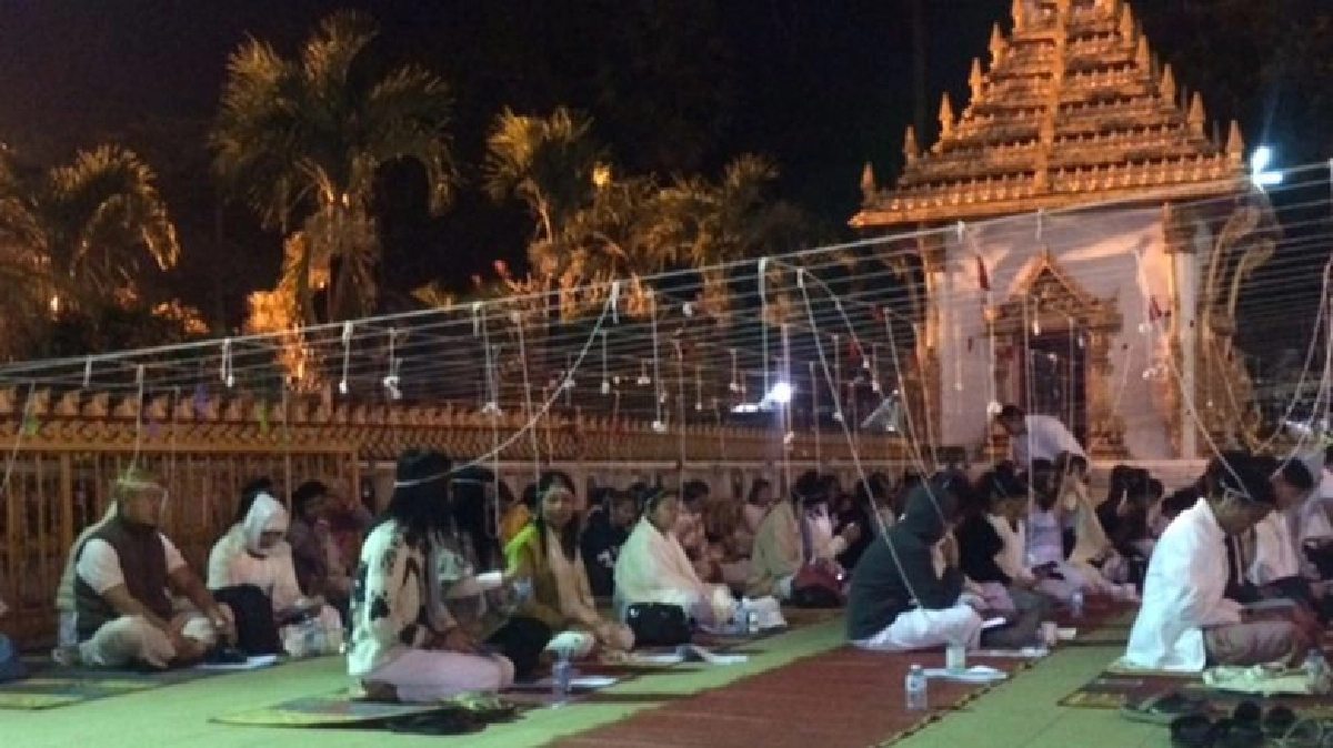 วัยรุ่นขอนแก่นพร้อมใจเข้าวัด“สวดมนต์ข้ามปี”แน่นวัด วัยรุ่นขอนแก่นพร้อมใจเข้าวัด“สวดมนต์ข้ามปี”แน่นวัด