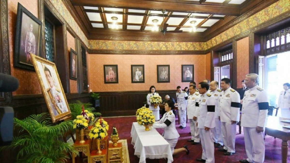 “ยิ่งลักษณ์” นำคณะ พท. ถวายพระพร “สมเด็จพระเจ้าอยู่หัว”