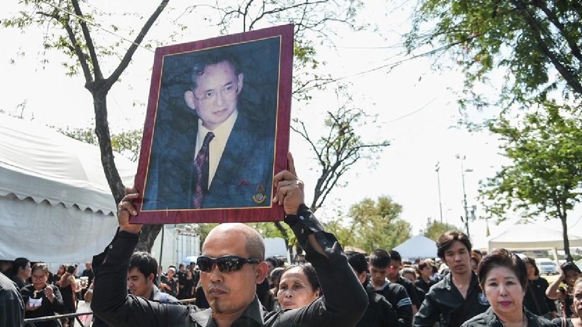 กราบสักการะพระบรมศพ เพื่อสิริมงคลชีวิตรับปีใหม่