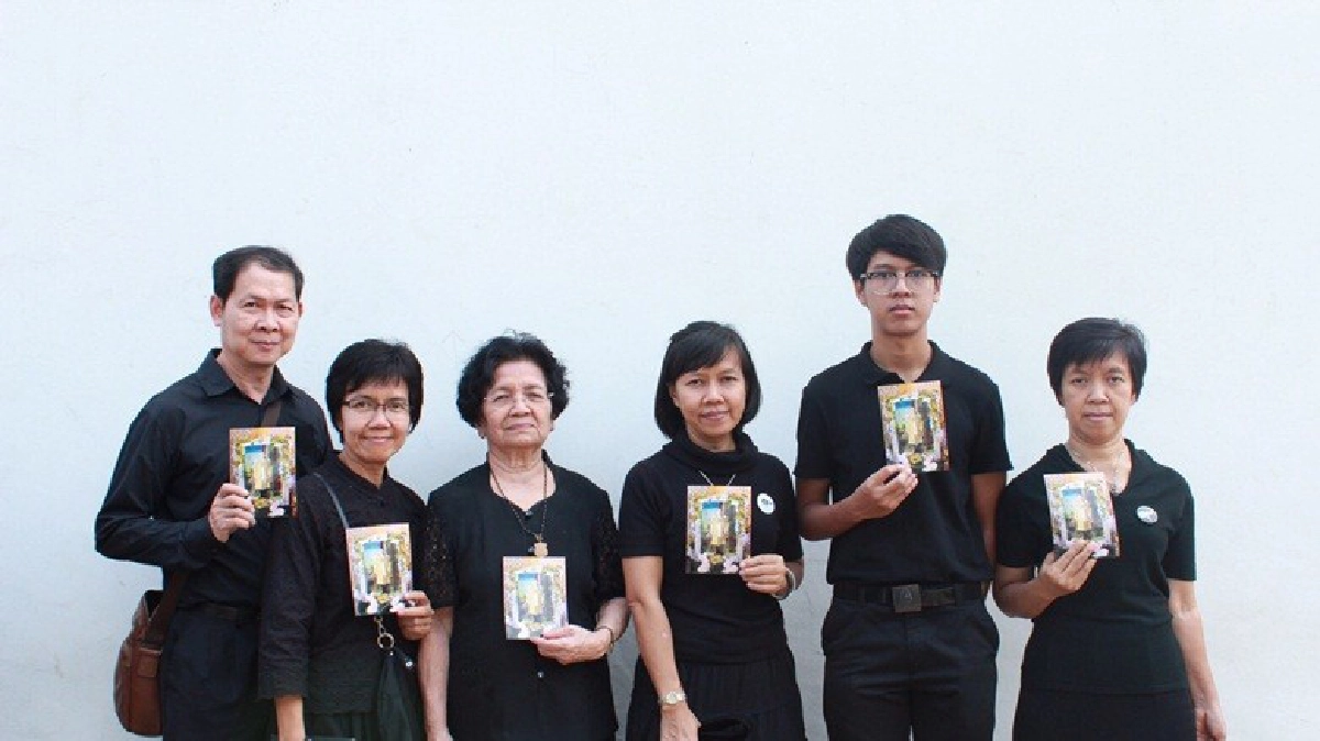 ประชาชนทั่วสารทิศหลั่งไหลมาด้วยจุดหมายเดียวกัน ประชาชนทั่วสารทิศหลั่งไหลมาด้วยจุดหมายเดียวกัน