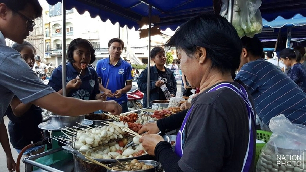 ‘ลูกชิ้นยืนกิน’หลังสถานีรถไฟบุรีรัมย์ขายดีช่วงปีใหม่