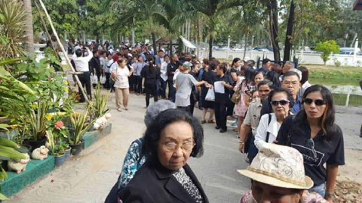 เสื้อแดงแห่เยี่ยม “จตุพร”