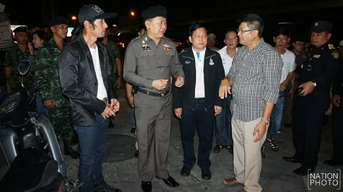 ร้องทำรถติด!ตร.-ทหารลงพื้นที่ตรวจตลาดนัดเลียบด่วน