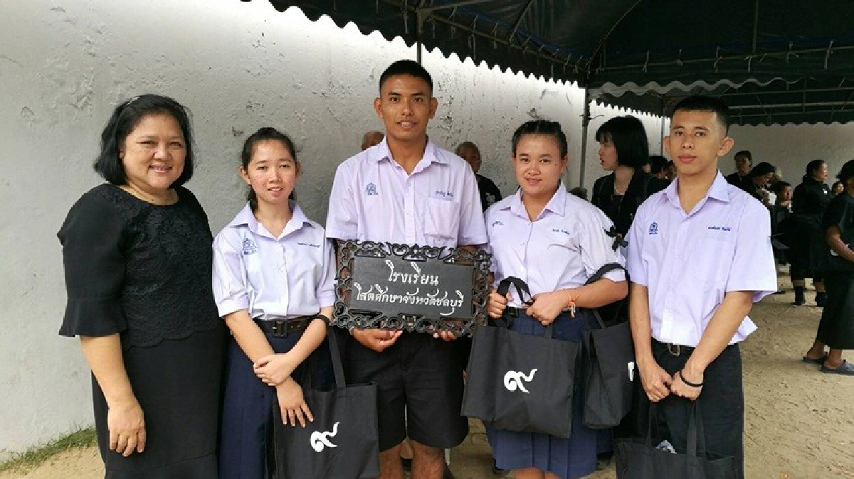นักเรียนโสตศึกษาภูมิใจได้กราบสักการะพระบรมศพ นักเรียนโสตศึกษาภูมิใจได้กราบสักการะพระบรมศพ